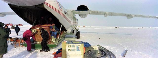 Het vliegtuig wordt uitgeladen op de Noordpool.