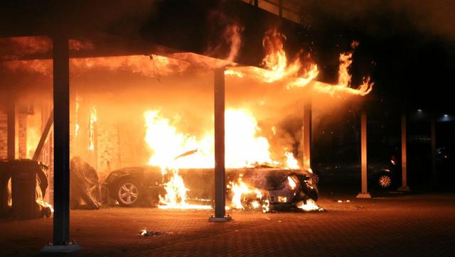 Brand in auto slaat over op woningen in centrum van Hoogeveen.