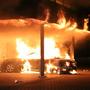 Brand in auto slaat over op woningen in centrum van Hoogeveen.