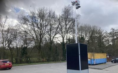 De camera die is geplaatst op de parkeerplaats bij het sportpark van Drenthina. Onverlaten dumpen daar geregeld grofvuil en onlangs is er ook nog brand gesticht.