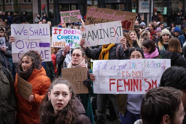 Studenten en medewerkers RUG staken uit protest tegen beleid van universiteit om sociale ongelijkheid aan te pakken.