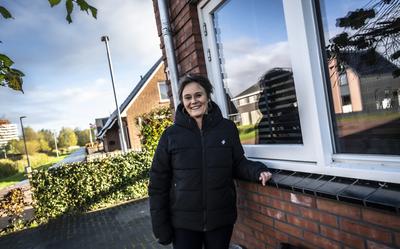 Bianca de Vries en haar buren hebben nog altijd niet de 40.000 euro terug die ze zelf moesten inleggen voor hun nieuwe huis.