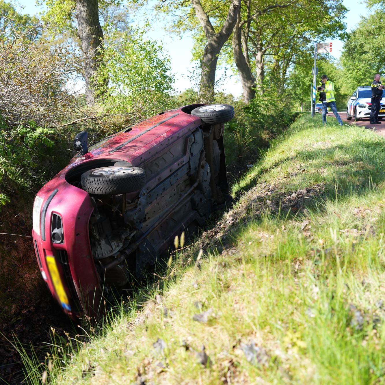 De auto belandde aan de overkant van de kruising in de sloot.