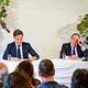 Mark Rutte en Hans Vijlbrief zitten in Garmerwolde voor de persconferentie, waar zij de kabinetsplannen voor het inlossen van de ereschuld aan Groningen toelichten.