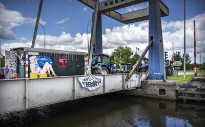 Trekkers op de sluis bij Gaarkeuken.