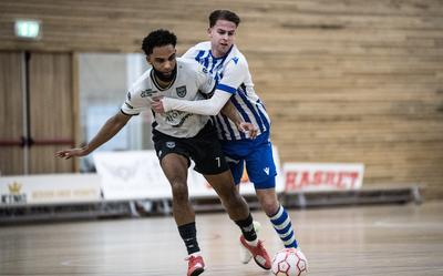Yoshua St. Juste (links) in duel met Denzel van Houtum van FC Eindhoven.