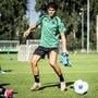 Thom van Bergen in actie tijdens de eerste training van het seizoen van FC Groningen op Corpus den Hoorn.