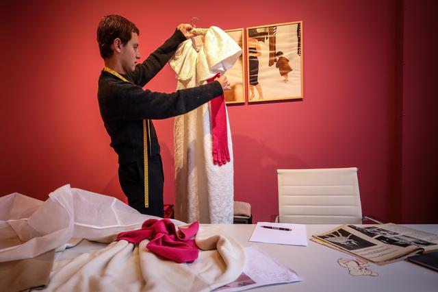 Deze maand presenteert Jules ten Velde voor het eerst een eigen collectie in Parijs. De witte jurken moeten een weerspiegeling zijn van wie hij is.