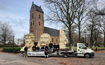 De zeehelden uit Farmsum werden zondag rondgereden door Vledder.