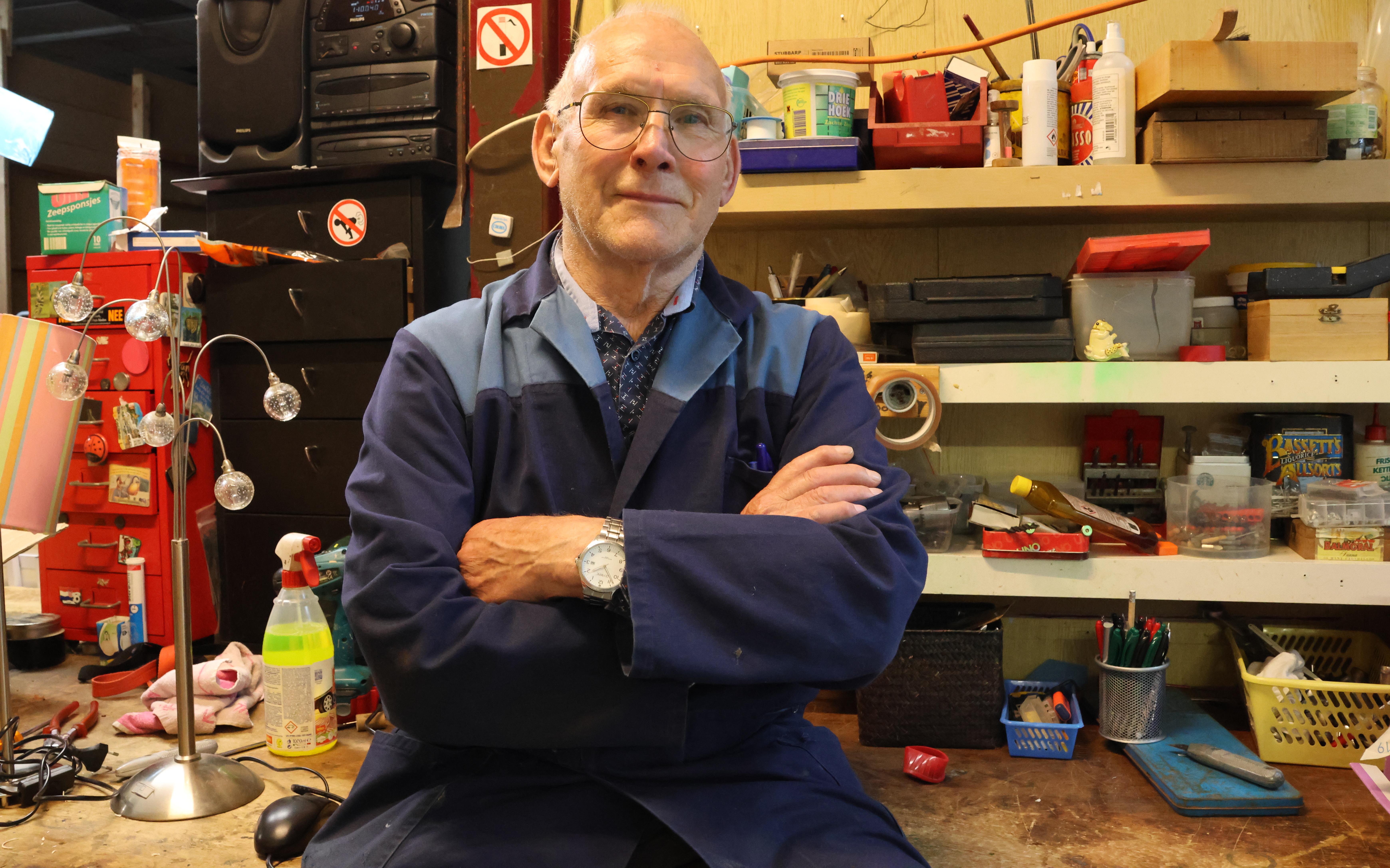 Riewert Hoogeveen (87) stopt na 35 jaar bij Kringloopwinkel Het Struunhuus in Assen.