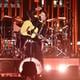 Zanger Marcus Mumford op het podium tijdens de viering van 50 jaar Apple in Londen in maart '25.