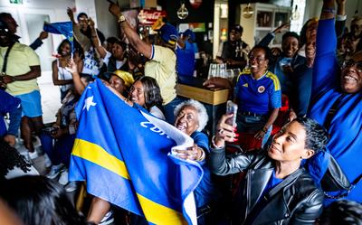 Fans van Curacao in het clubhuis van Caribe in Groningen juichen als hun elftal de 1-1 maakt in de eerste wedstrijd tegen Duitsland