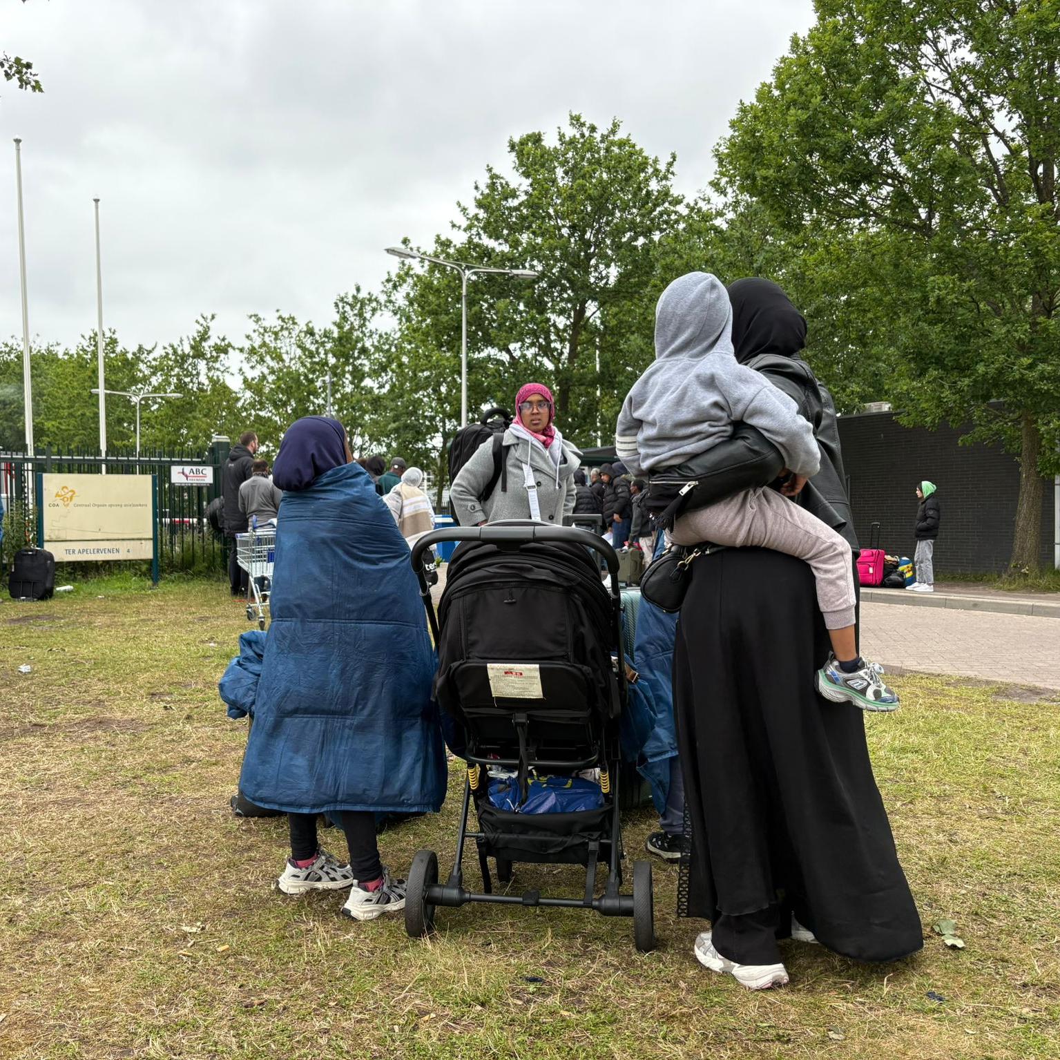 Vrouwen en kinderen moeten nu ook buiten wachten voor het aanmeldcentrum in Ter Apel.