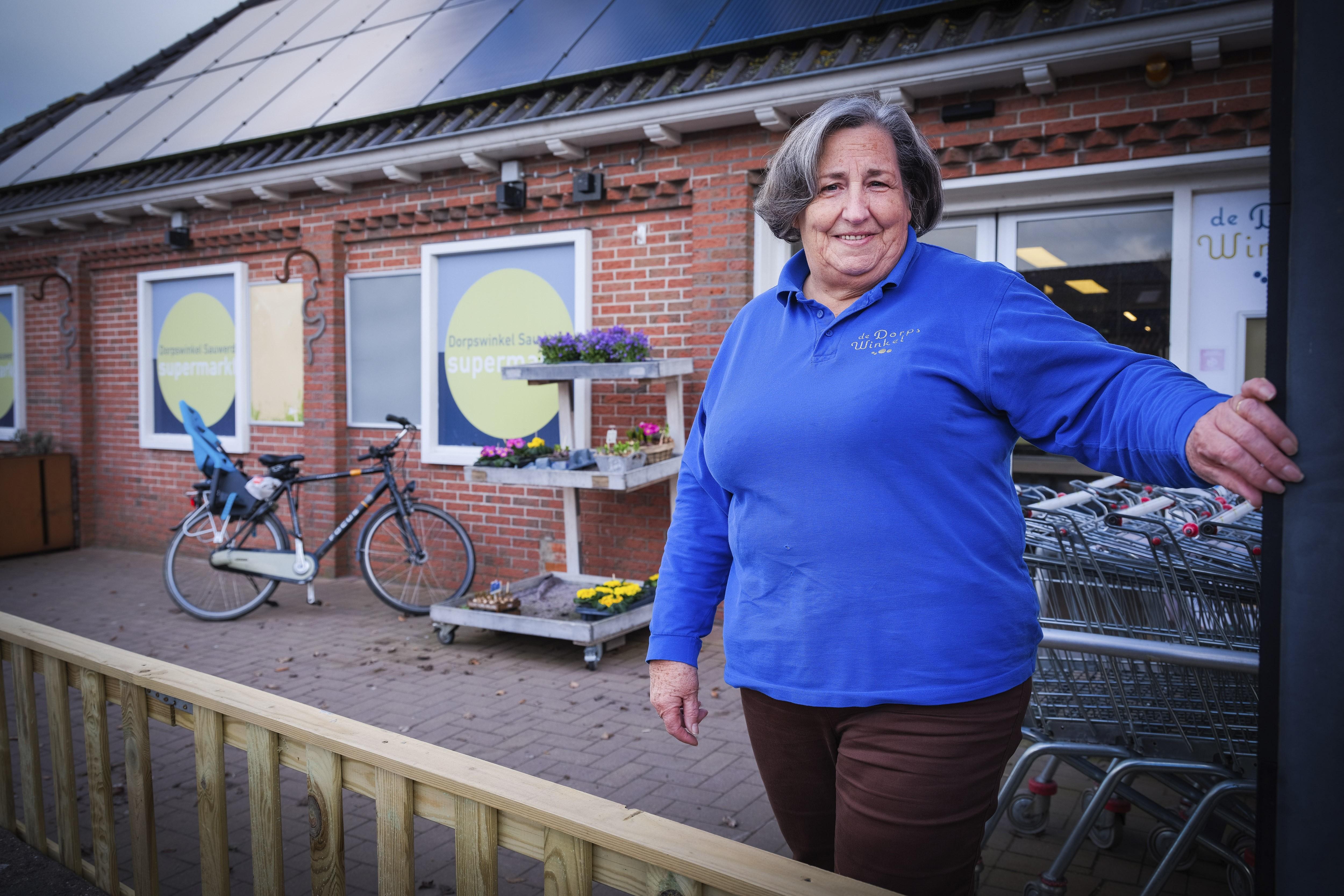 De Dorpswinkel in Sauwerd loopt voornamelijk op vrijwilligers zoals Alie Nienhuis.