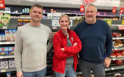 Vlnr bedrijfsleider Jordy Bos, 'rechterhand' Gréanna Dusseljee en eigenaar Henk Hoeve van supermarkt Dagwinkel in Aduard.