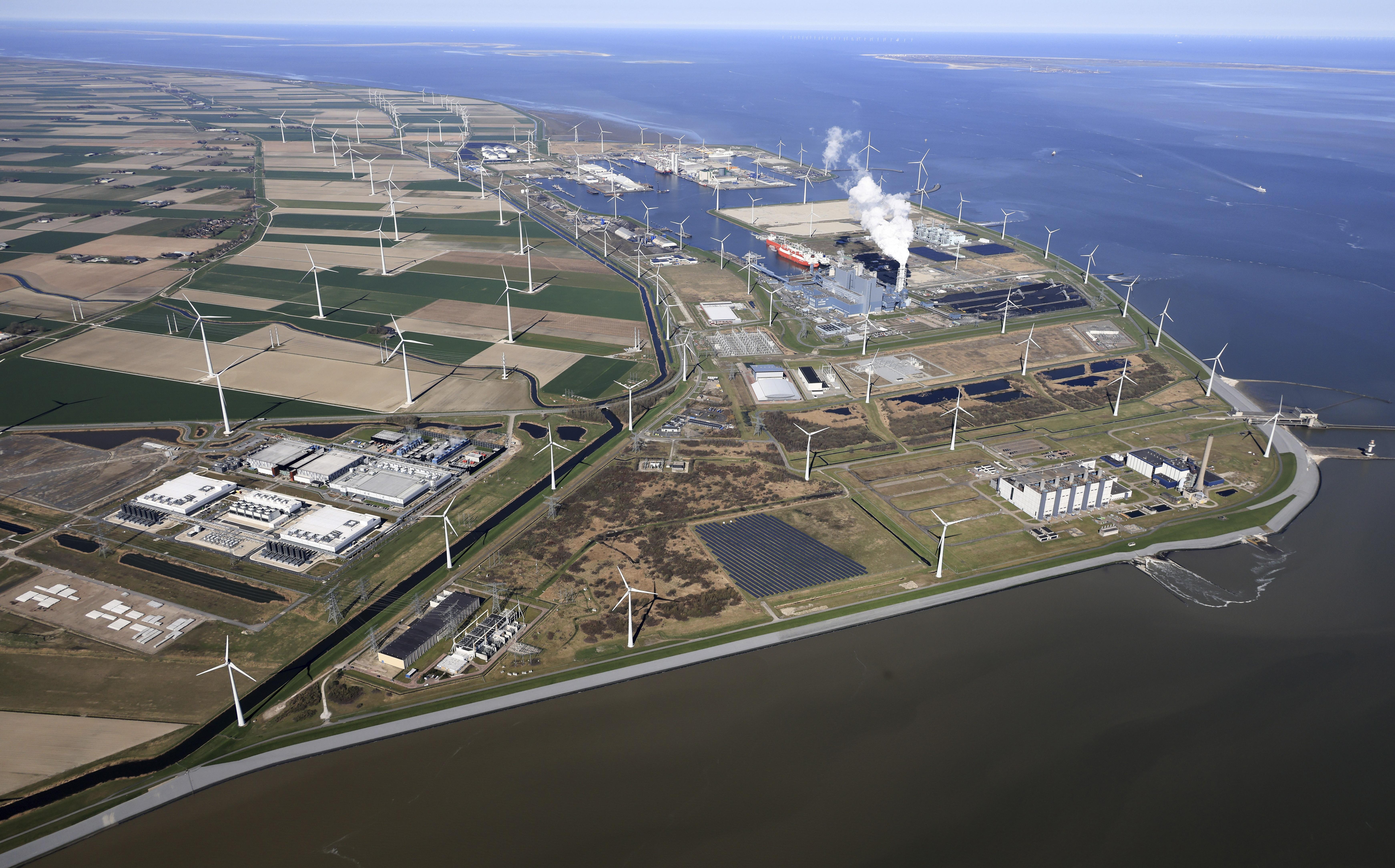 De Eemshaven moet dé aanvoerhaven worden voor windstroom vanaf de Noordzee,. maar dan moeten er wel genoeg transportkabels komen.