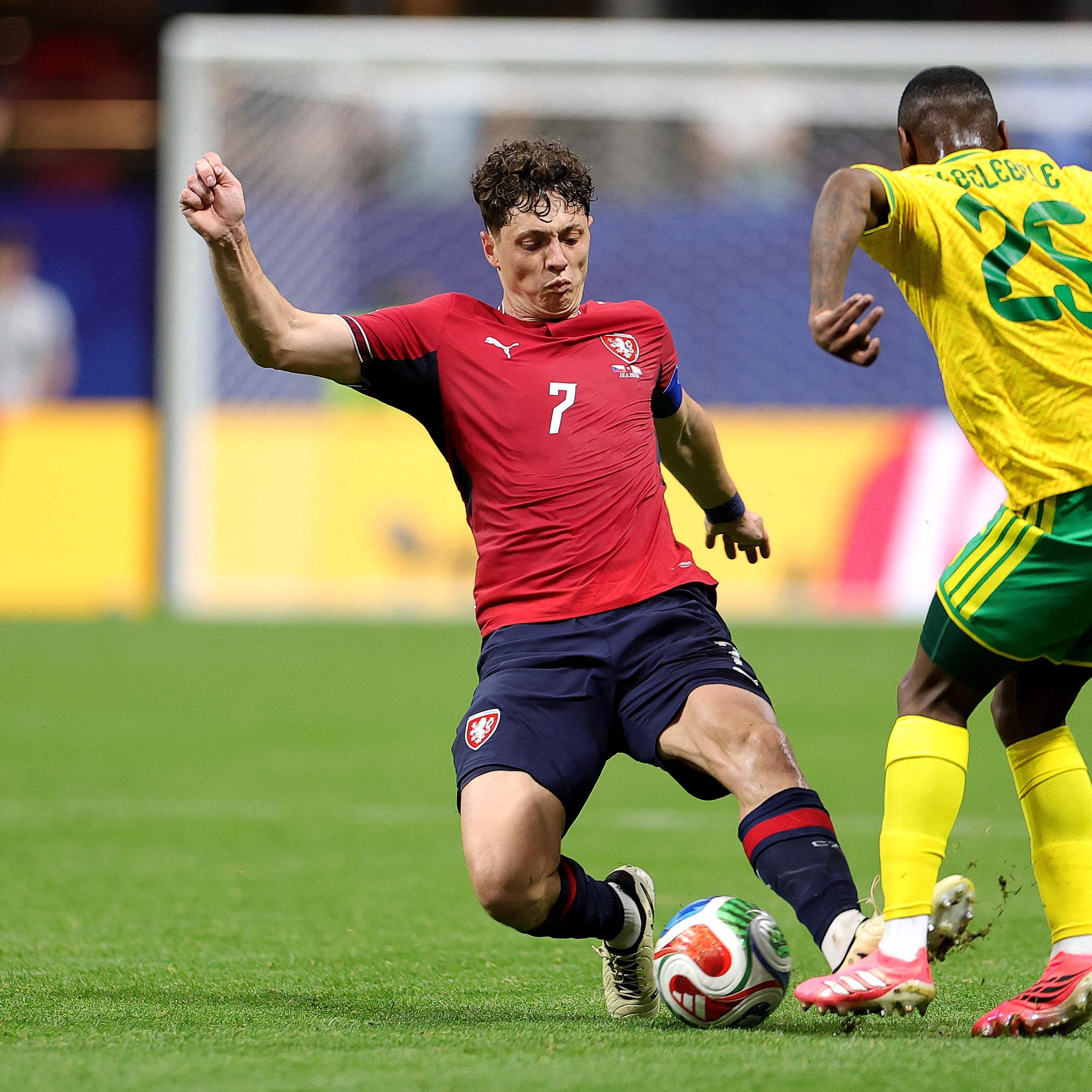Ladislav Krejci (#7) van Tsjechië strijdt om de bal met Kamogelo Sebelebele (#25) van Zuid-Afrika tijdens de groepswedstrijd in Groep A van het WK 2026 tussen Tsjechië en Zuid-Afrika in het Atlanta Stadium.