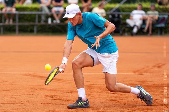 Niels Visker, hier in actie tijdens het vorige ITF-toernooi van Haren, waarin hij de halve finale haalde.