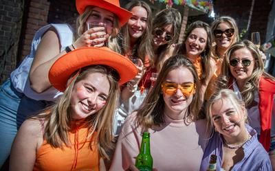 Deze vrouwen vieren Koningsdag. binnen de diepenring is verkoop van alcohol verboden,