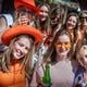 Deze vrouwen vieren Koningsdag. binnen de diepenring is verkoop van alcohol verboden,