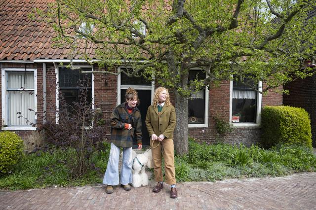 Luna, Sam en hond Lilou kochten een huisje uit 1700 in Noord-Groningen.