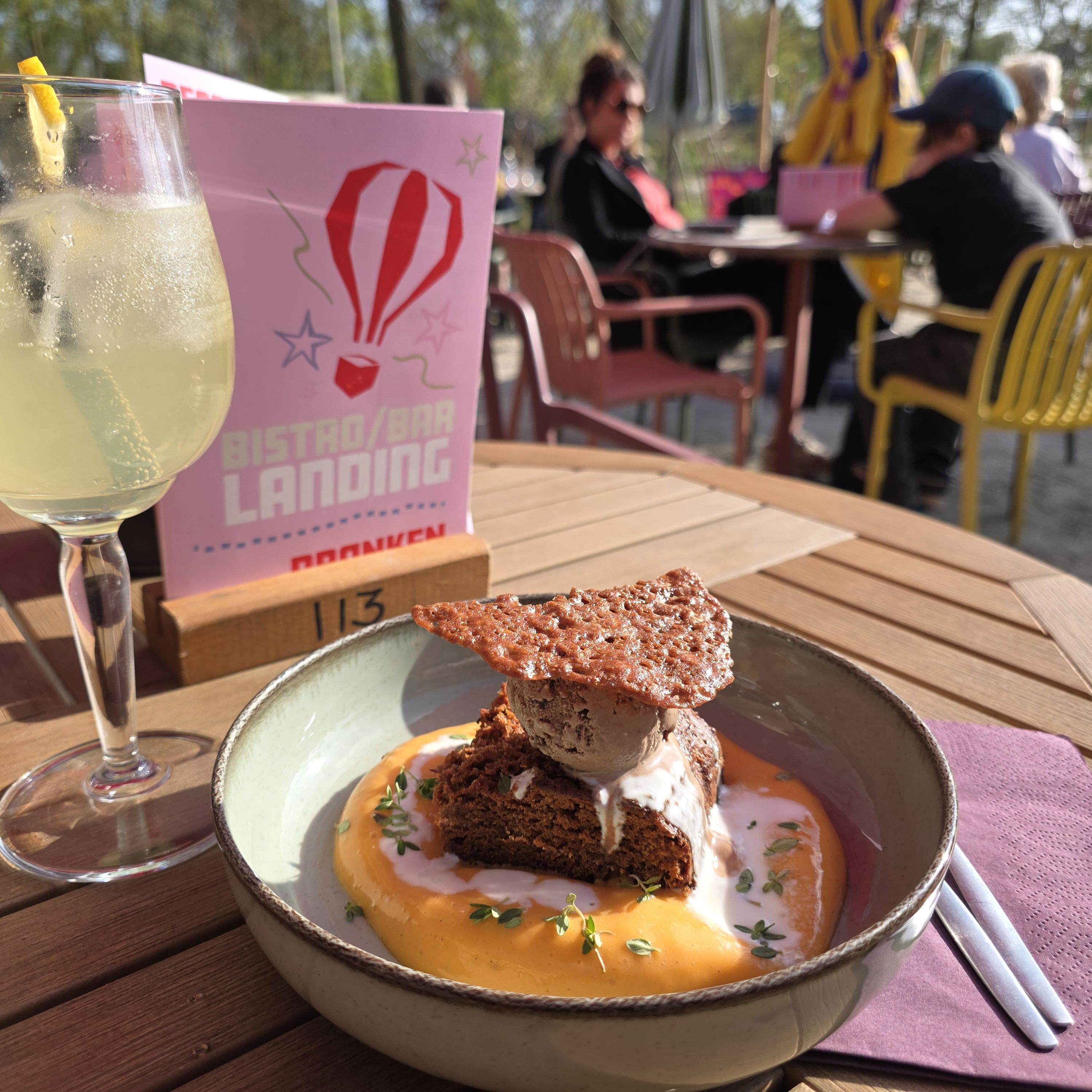 Het nagerecht – wortelcake met chocoladeijs – bij Bistro Landing in Onnen.