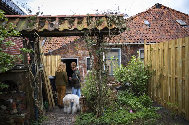Vanwege de bouwstop hebben ze de afgelopen weken eerst de tuin aangepakt.
