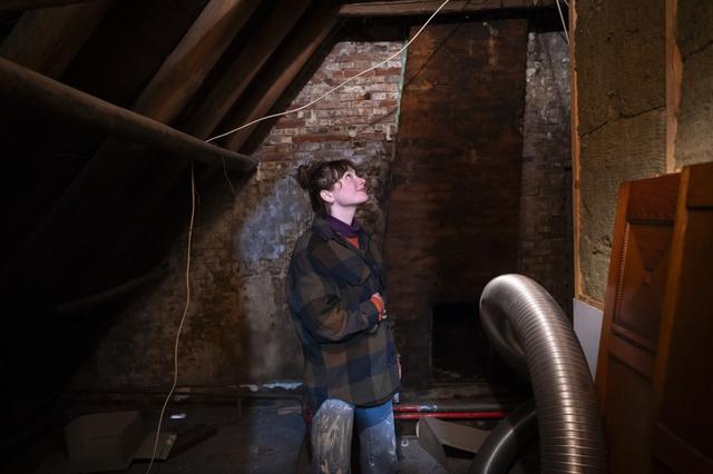 Luna op de bovenverdieping, waar in de toekomst een slaapkamer en badkamer komt.