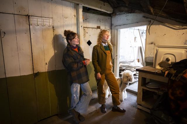 Luna, Sam en hond Lilou kochten een huisje uit 1700 in Noord-Groningen.