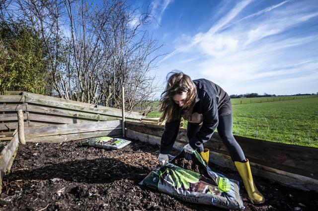 Carleen (32) begint een moestuin bij haar huis in Noord-Groningen.