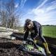 Carleen (32) begint een moestuin bij haar huis in Noord-Groningen.