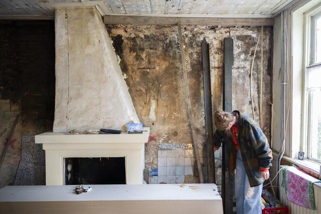 Nadat het huis gestript was, kwam er een bouwstop: er moest een nieuw versterkingsrapport komen.