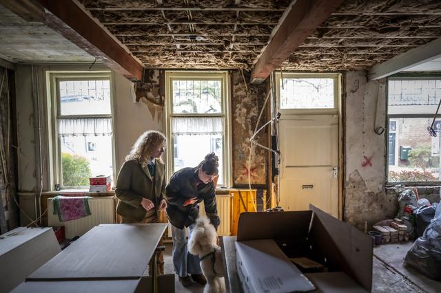 De woonkamer bestond eerst uit allemaal kleine ruimtes, die muren hebben Sam en Luna gesloopt.