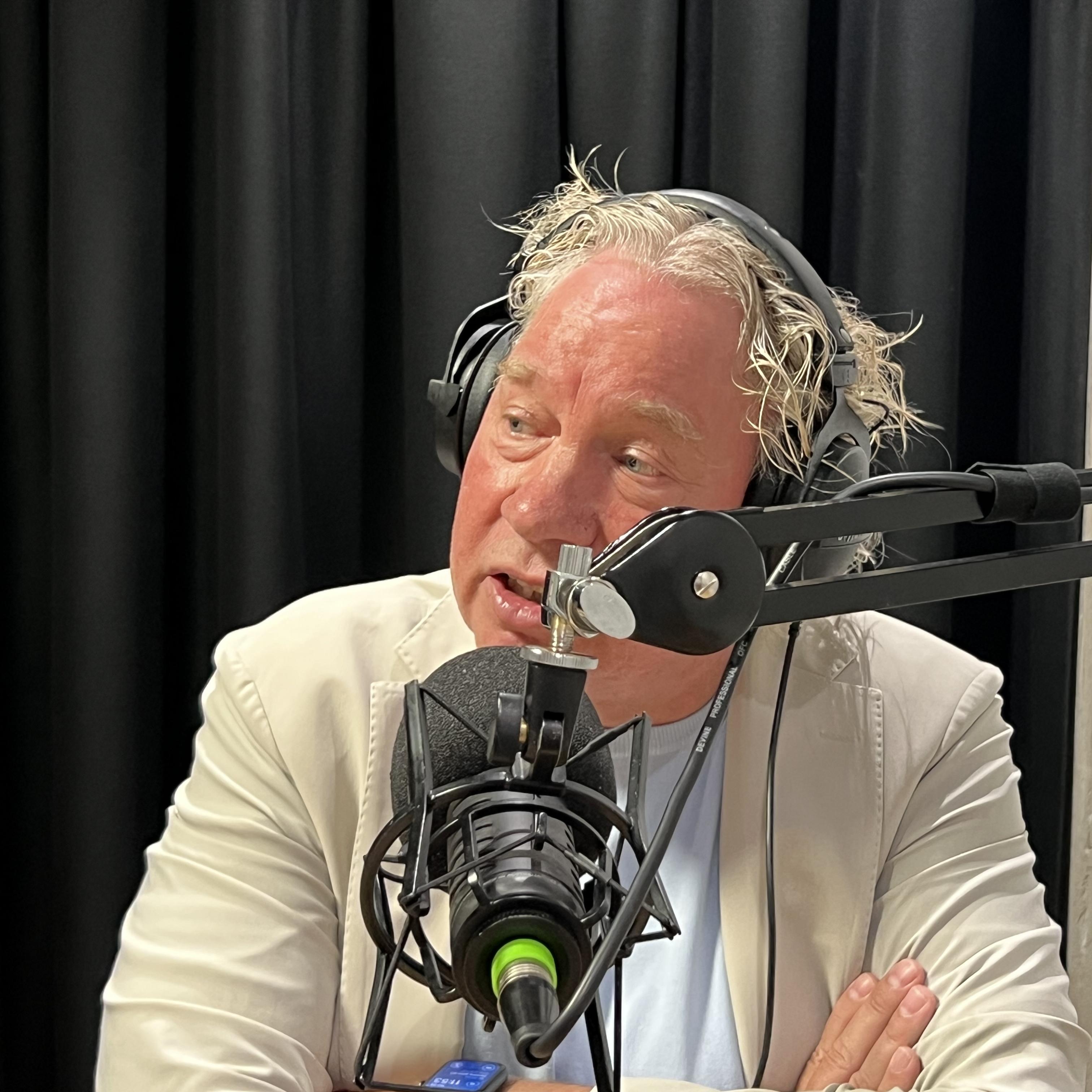 Henk Eising aan het begin van het huidige seizoen tijdens een aflevering van onze FC Emmen-podcast Radio Meerdijk. Luister de uitzending via de bekende podcastkanalen of hier op dvhn.nl.