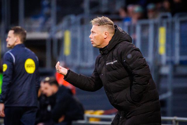 Menno van Dam langs de lijn bij de 5-0 zeperd tegen RKC in Waalwijk.