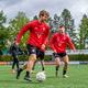 Luca Denk (aan de bal) staat na een lange blessure weer op het veld en hoopt dit seizoen wel belangrijk te worden voor FC Emmen.
