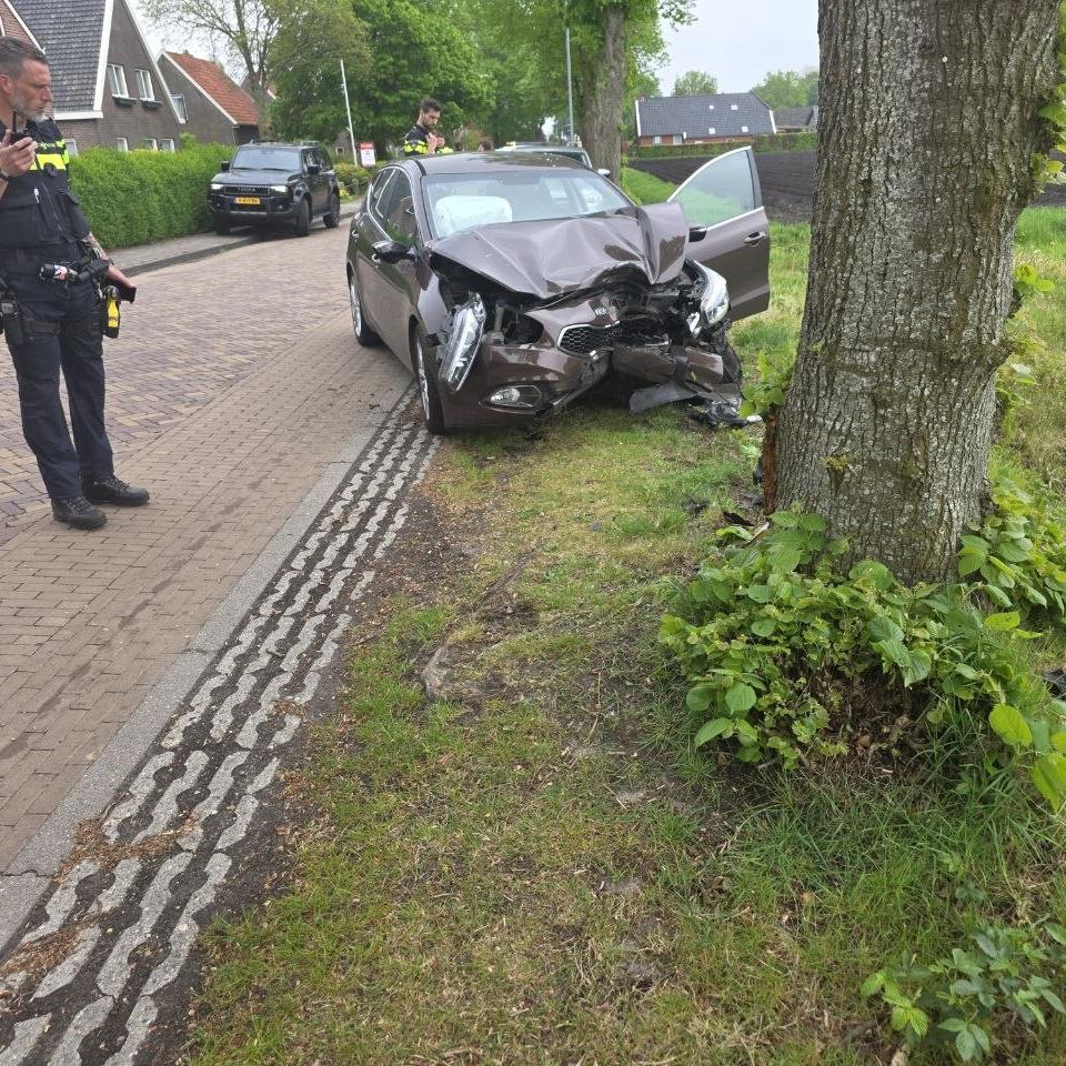 Automobilist botst frontaal tegen boom in Gieterveen.