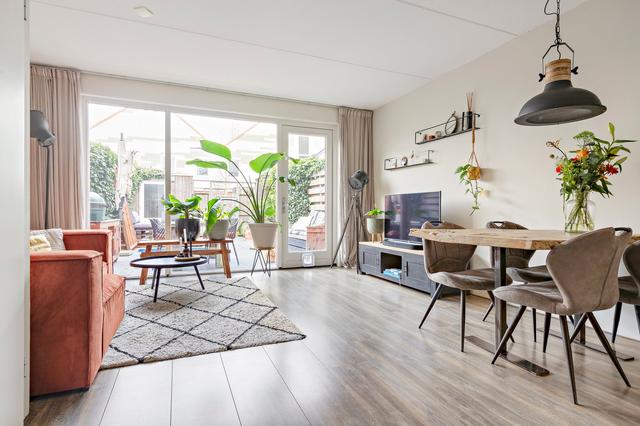 Je kunt het blauw van het zwembad(je) nog nét zien.