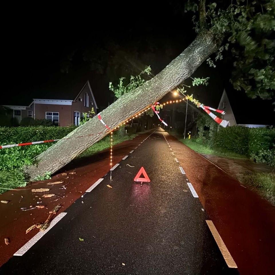 Stormschade op de Gasselterweg in Gieten.