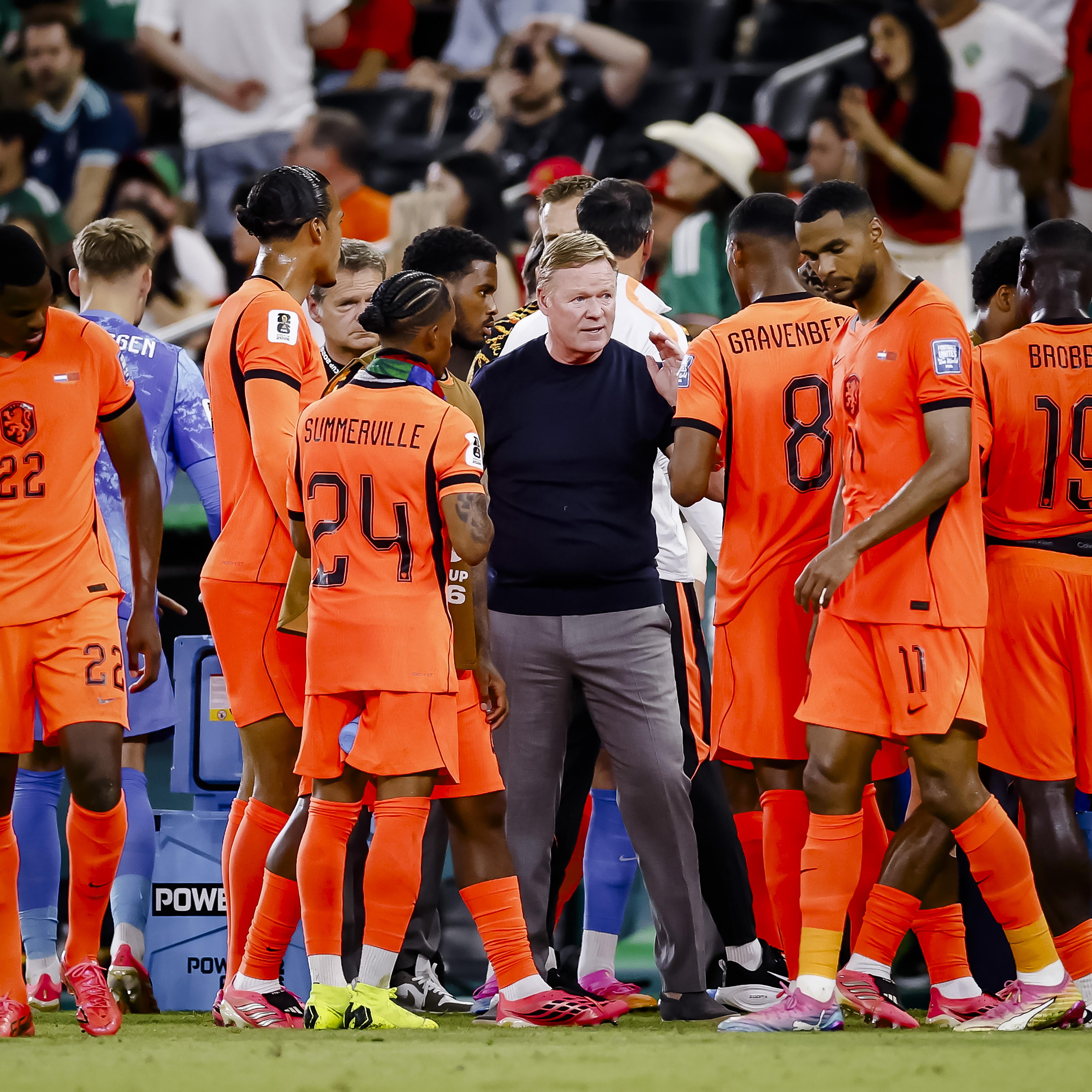 Ronald Koeman en spelers van Nederland tijdens de drinkpauze in de wedstrijd tussen Nederland en Marokko.