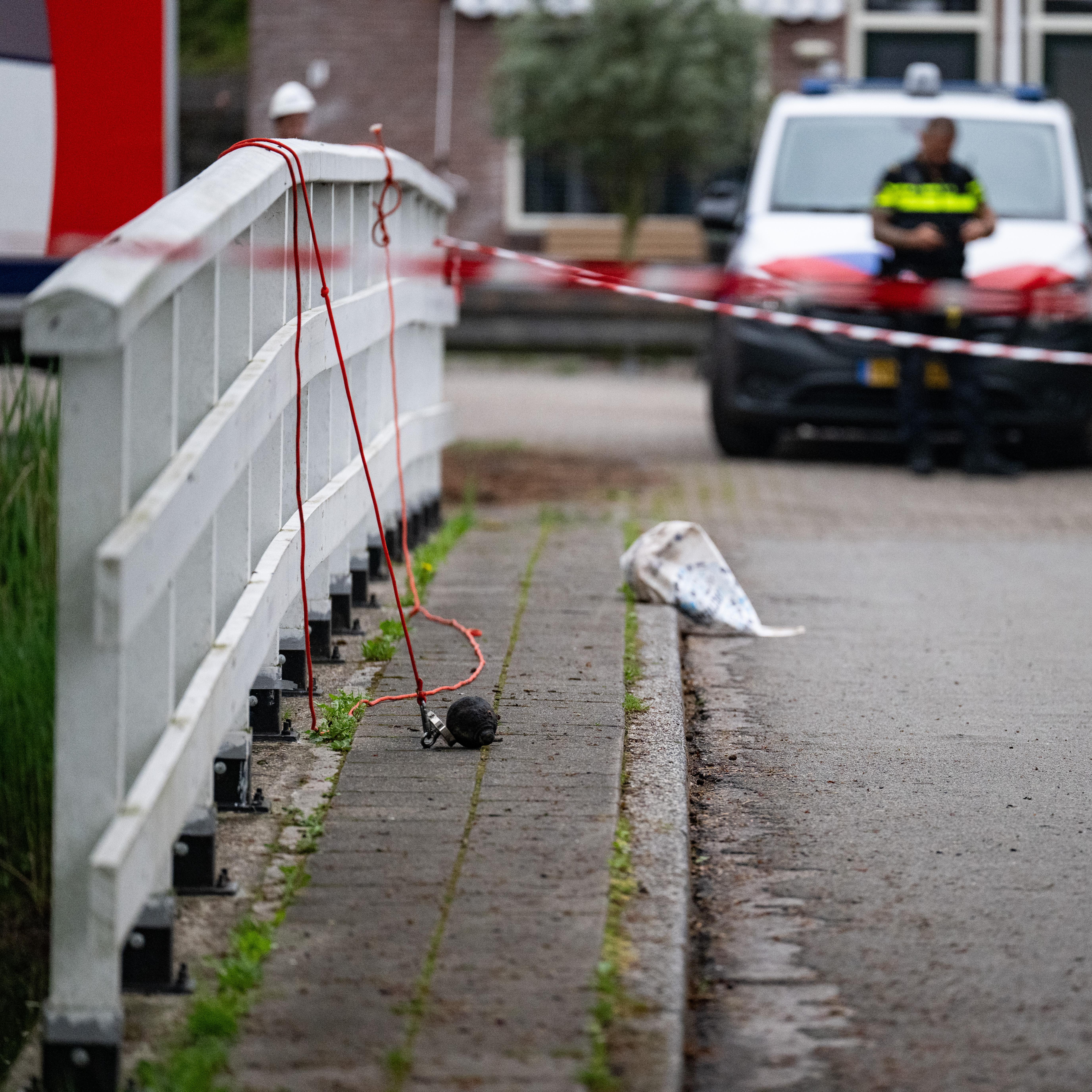 Twee jongens vonden maandagmiddag tijdens het magneetvissen iets dat op een granaat lijkt in Sappemeer.