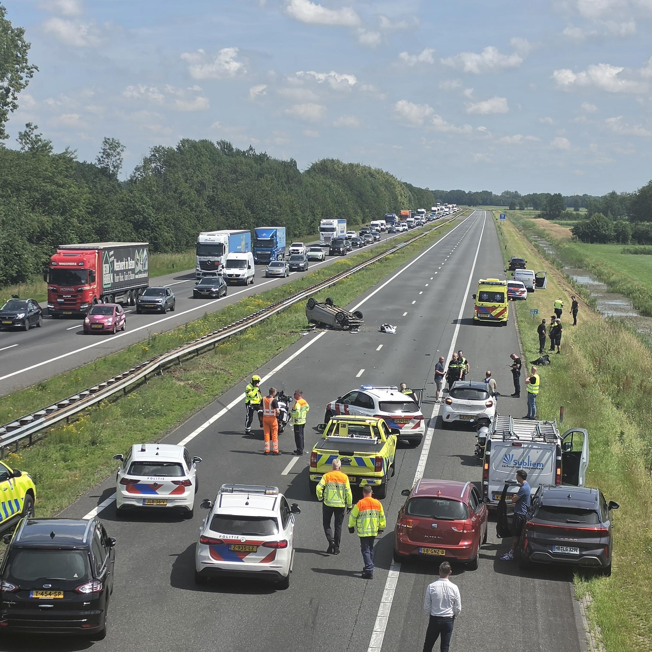A28 bij De Wijk dicht na ongeval met auto en busje.