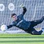 FC Emmen ziet in Sam Karssies, hier op trainingskamp van FC Twente in Oliva, de nieuwe eerste doelman.