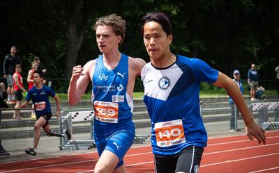 Sprinter Kian de Bruijn (rechts) snelt knap naar het brons in Assen op de 100 meter in een veld vol Duitse tegenstanders.