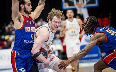 Austin Luke wurmt zich met bal onder de arm langs Troy Koehler en Jae'lyn Withers.