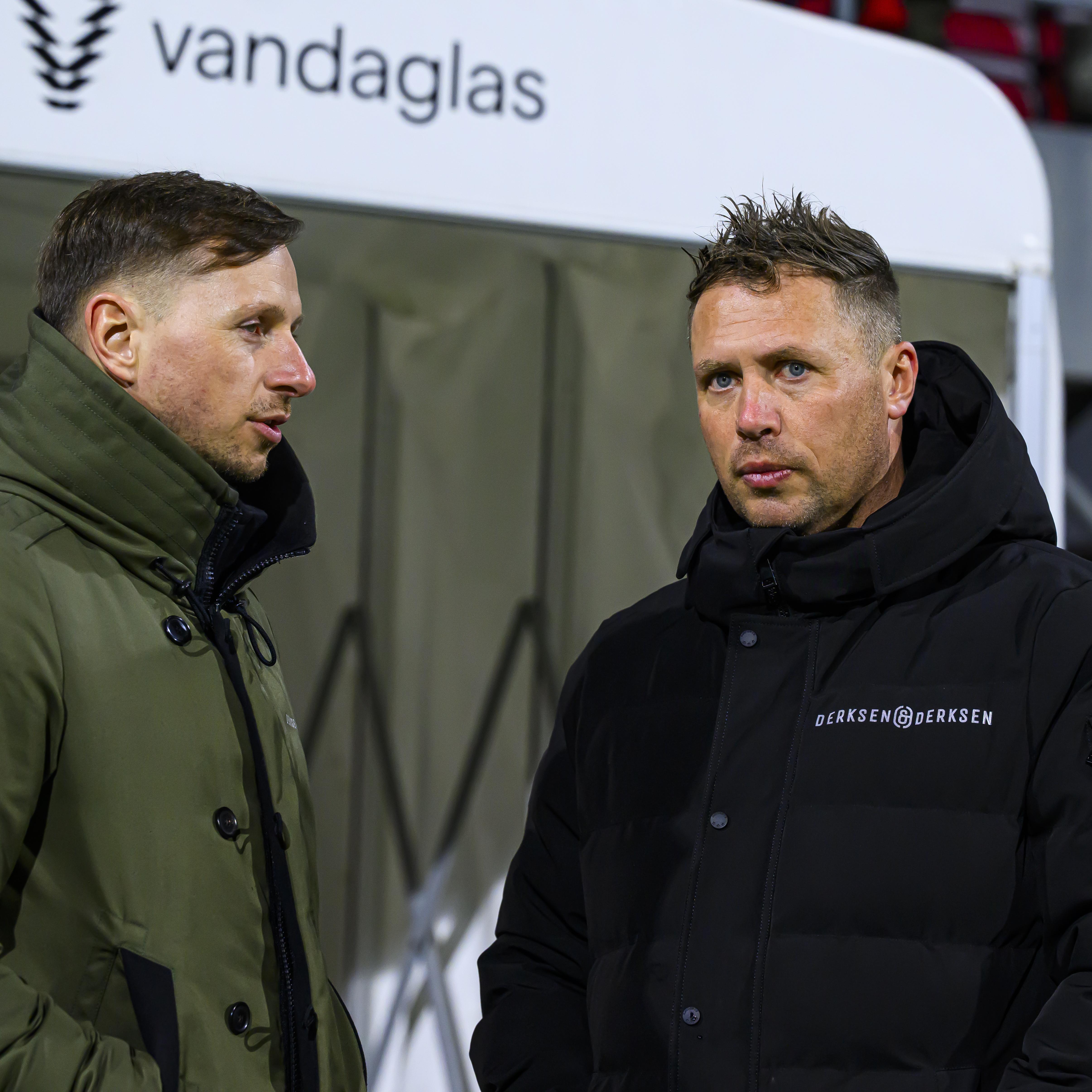 Menno van Dam (rechts) ontvangt zijn voorganger Robin Peter bij diens terugkeer in De Oude Meerdijk met zijn nieuwe club ADO.