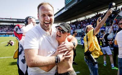 Dick Lukkien schreeuwt het samen met een fan uit van vreugde op Het Kasteel. Foto ANP