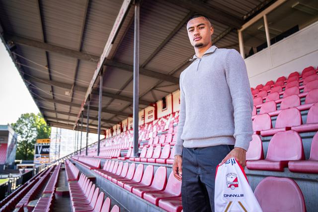 Yanis Dede-Lhomme op de tribune van De Oude Meerdijk.