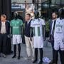Arjan Taaij, Frank van Mosselveld en Stefan Mladenovic bij de presentatie van de nieuwe tenues van Lycurgus, FC Groningen en Donar.