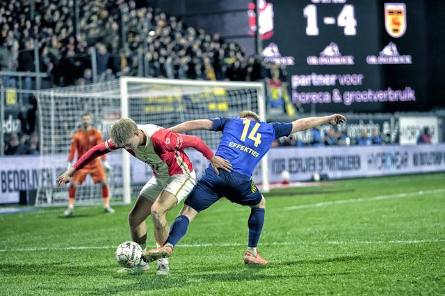 Christian Østergaard (20) moest zijn tien jaar oudere tegenstander Jort van der Sande in bedwang houden. Dat lukte nauwelijks.